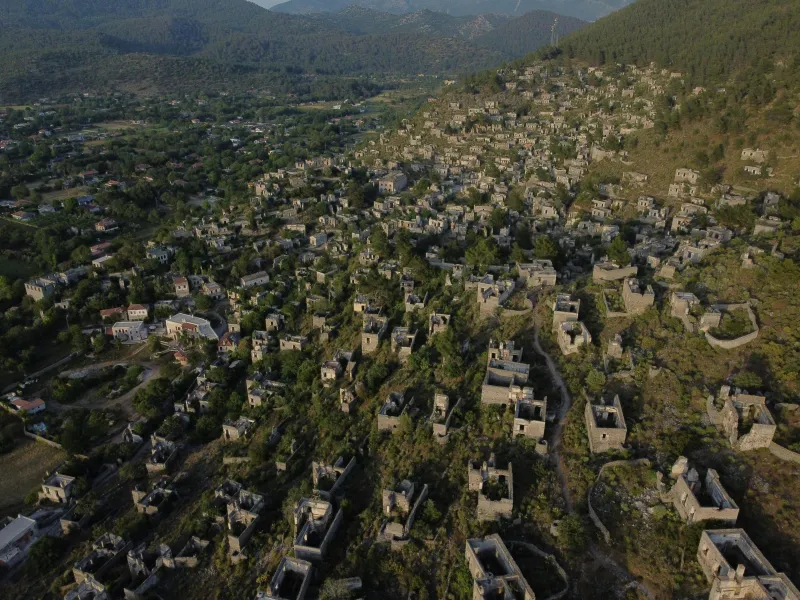 Kayak&ouml;y terk edilmiş taş evler kuş bakışı genel g&ouml;r&uuml;n&uuml;m