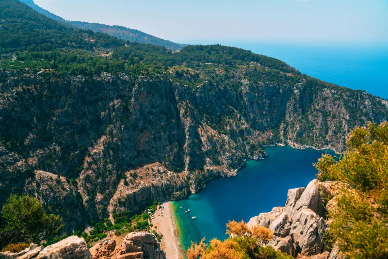 Fethiye manzarası &uuml;stten g&ouml;r&uuml;n&uuml;m turkuaz koy ve kayalıklar