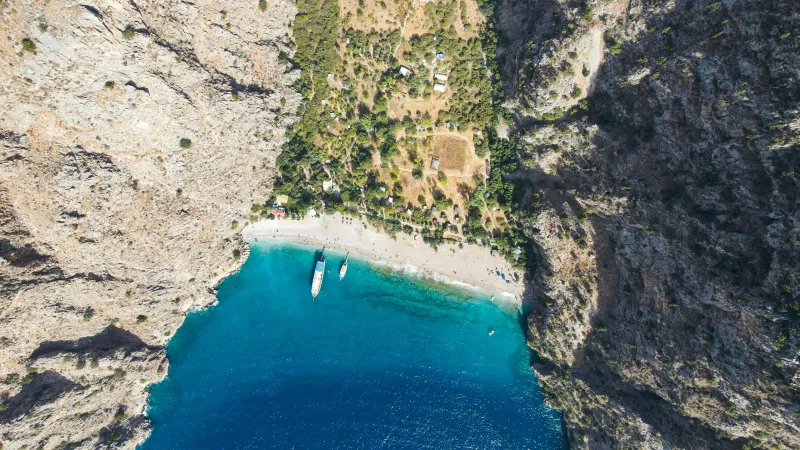 Kelebekler vadisi kuş bakışı drone g&ouml;r&uuml;nt&uuml;s&uuml; deniz ve tekneler